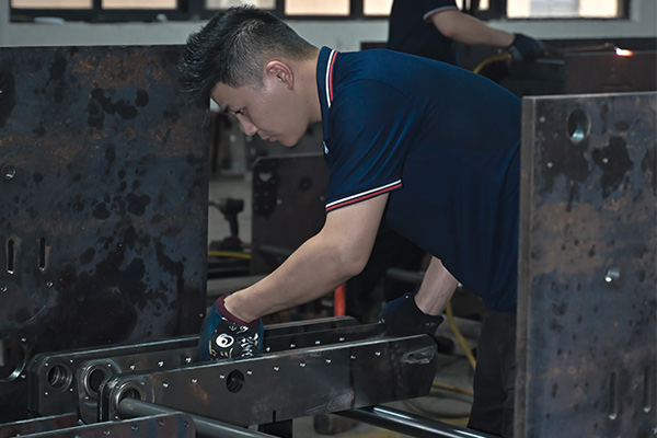 全自動(dòng)糊盒機(jī)糊盒效果號(hào)，密封性強(qiáng)，要保證糊盒機(jī)的使用壽命，在使用糊盒機(jī)也需要對(duì)傳送帶進(jìn)行日常保養(yǎng)？